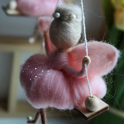 Лялька білявка ангел в рожевій сукні на дерев'яній качелі підвіска