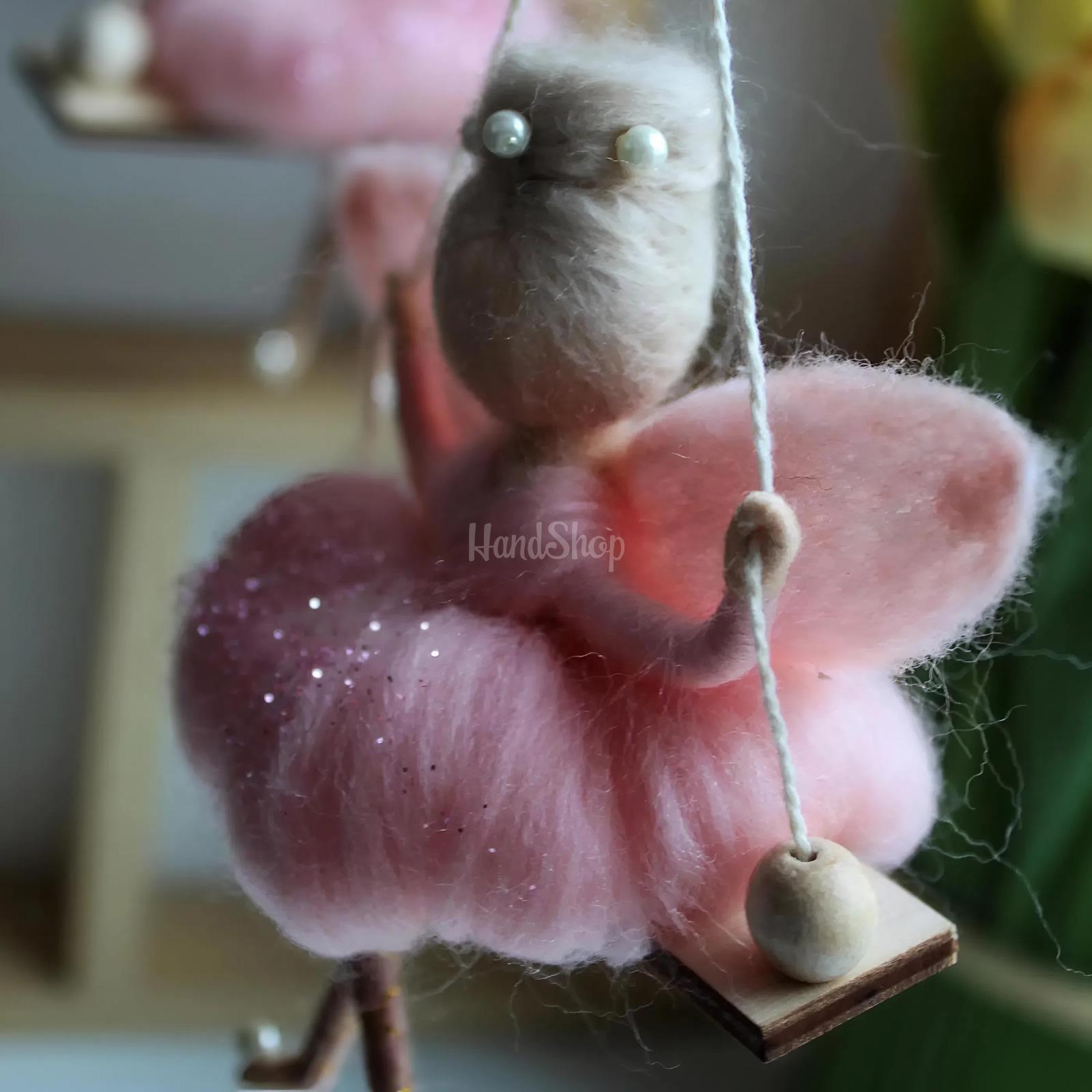 Лялька білявка ангел в рожевій сукні на дерев'яній качелі підвіска Лялька білявка ангел в рожевій сукні на дерев'яній качелі підвіска