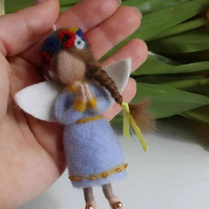 Сувенірна міні лялька підвіска янгол кияночка у сукні