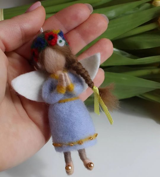 Сувенірна міні лялька підвіска янгол кияночка у сукні