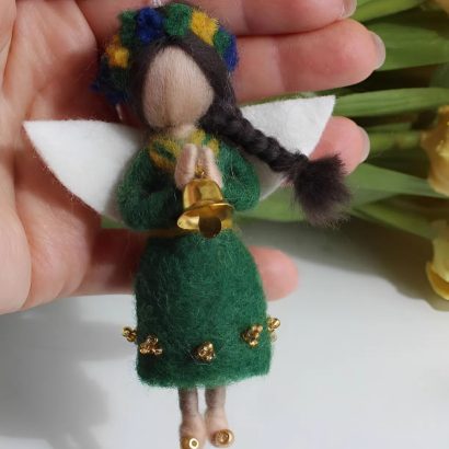 Сувенірна лялька підвіска карпатський янгол у сукні