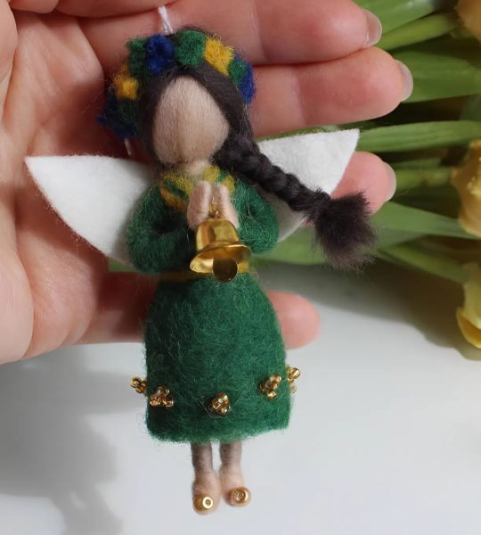 Сувенірна лялька підвіска карпатський янгол у сукні
