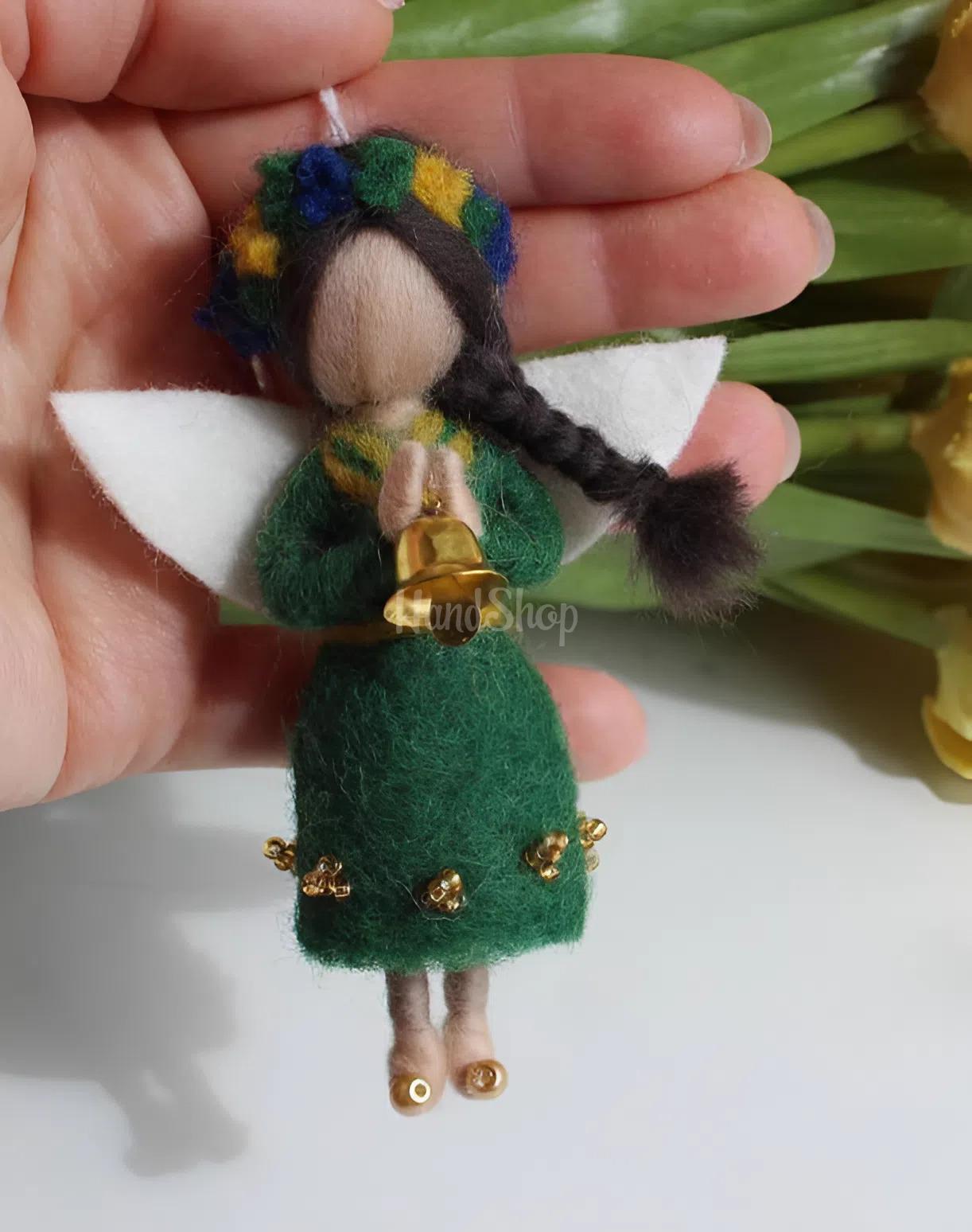 Сувенірна лялька підвіска карпатський янгол у сукні Сувенірна лялька підвіска карпатський янгол у сукні