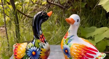 Подарунок з України, який розповідає історію: пара керамічних гусочок з петриківським розписом Подарунок з України, який розповідає історію: пара керамічних гусочок з петриківським розписом