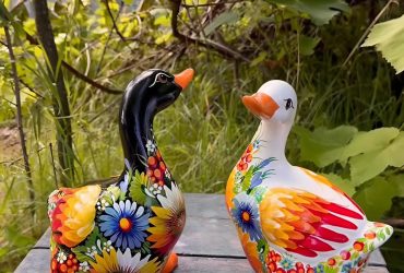 Подарунок з України, який розповідає історію: пара керамічних гусочок з петриківським розписом