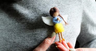 Мініатюрна брошка «Україночка» з вовни – патріотична прикраса ручної роботи у техніці сухого валяння, подарунок до Дня Незалежності України
