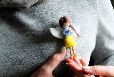 Мініатюрна брошка «Україночка» з вовни – патріотична прикраса ручної роботи у техніці сухого валяння, подарунок до Дня Незалежності України