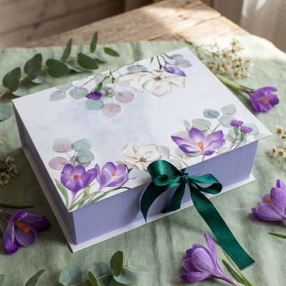 Подарункова коробка для одягу, солодощів, пляшок крокуси