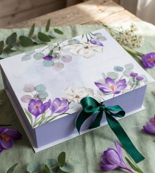 Подарункова коробка для одягу, солодощів, пляшок крокуси