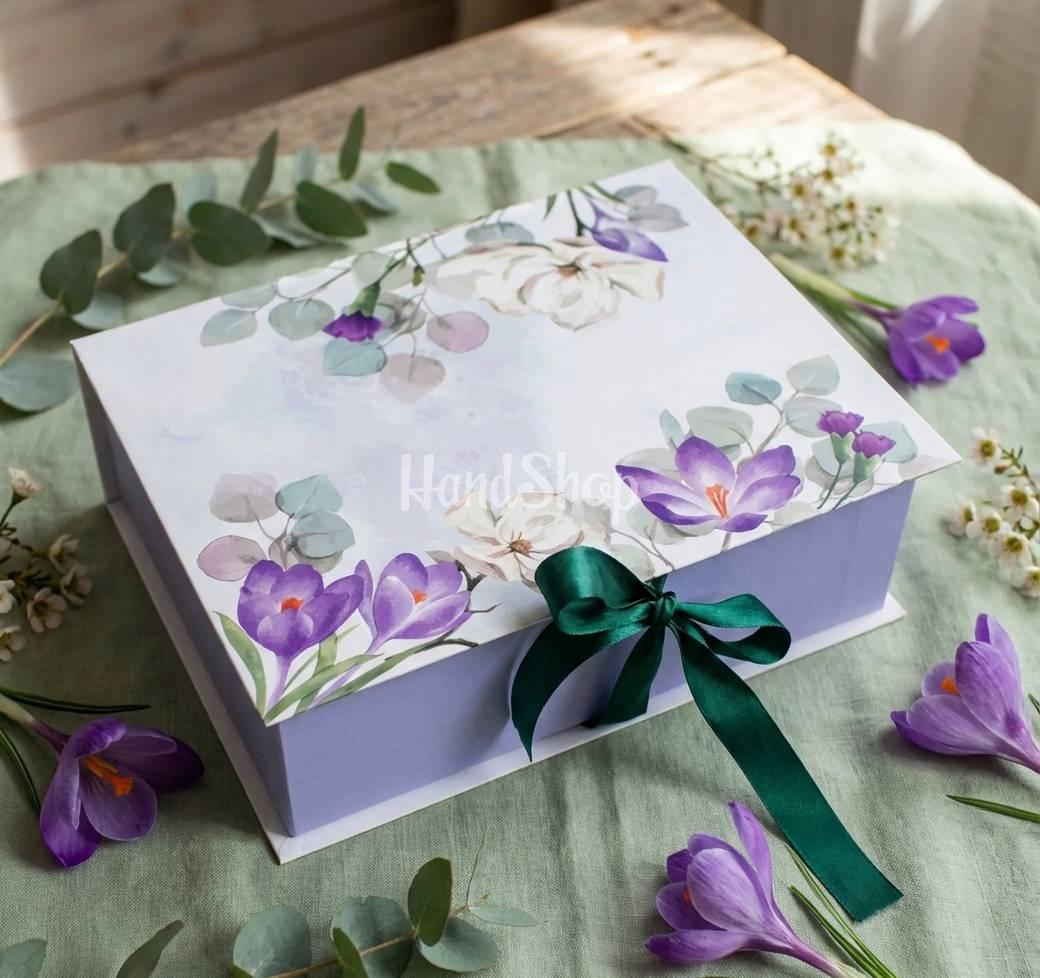 Подарункова коробка для одягу, солодощів, пляшок крокуси Подарункова коробка для одягу, солодощів, пляшок крокуси