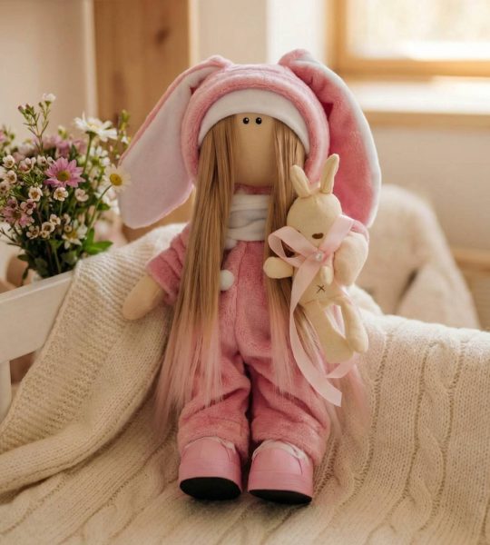 Ігрова тільда лялька сплюшка в рожевому комбінезоні