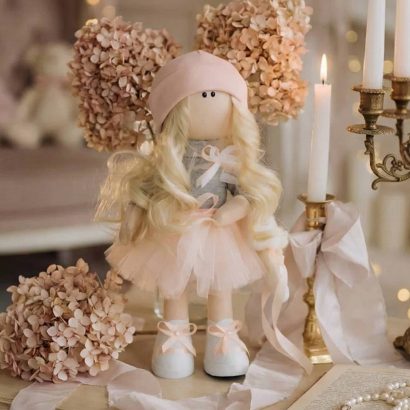 Інтер'єрна лялька з довгим білявим волоссям з ведмедиком