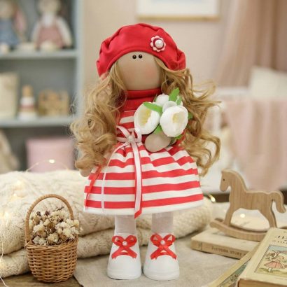 Авторська лялька тільда кудрява в червоній сукні з квітами