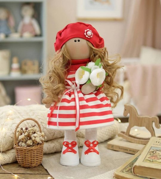 Авторська лялька тільда кудрява в червоній сукні з квітами