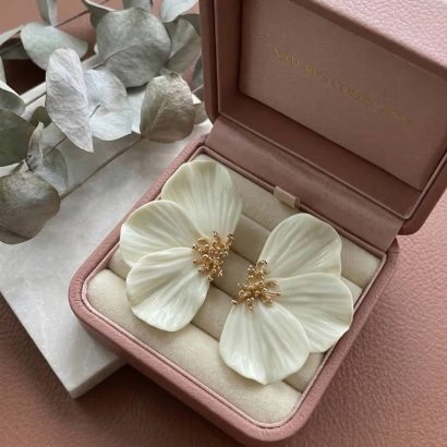 Стильні великі сережки квітка половинки глина бежеві