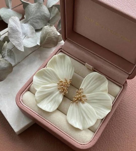 Стильні великі сережки квітка половинки глина бежеві