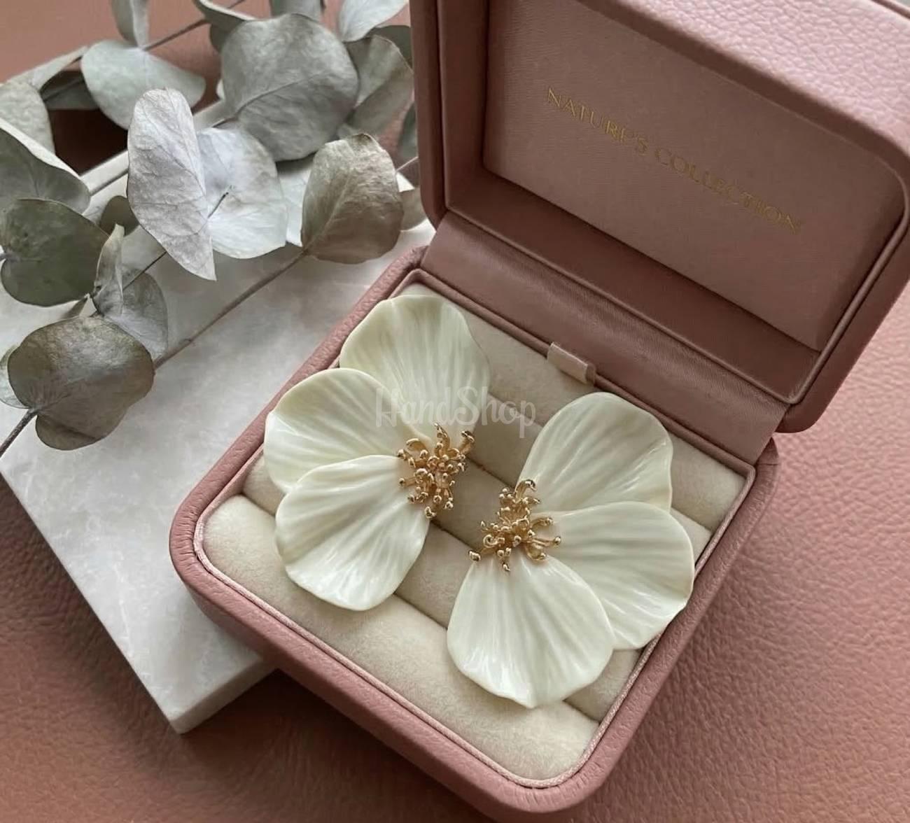 Стильні великі сережки квітка половинки глина бежеві Стильні великі сережки квітка половинки глина бежеві