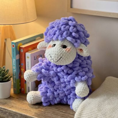 Велика дитяча в’язана іграшка гачком фіолетова вівця