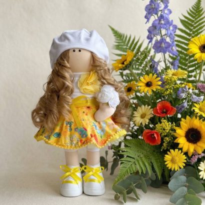 Велика ігрова текстильна лялька кудрява в жовтій сукні