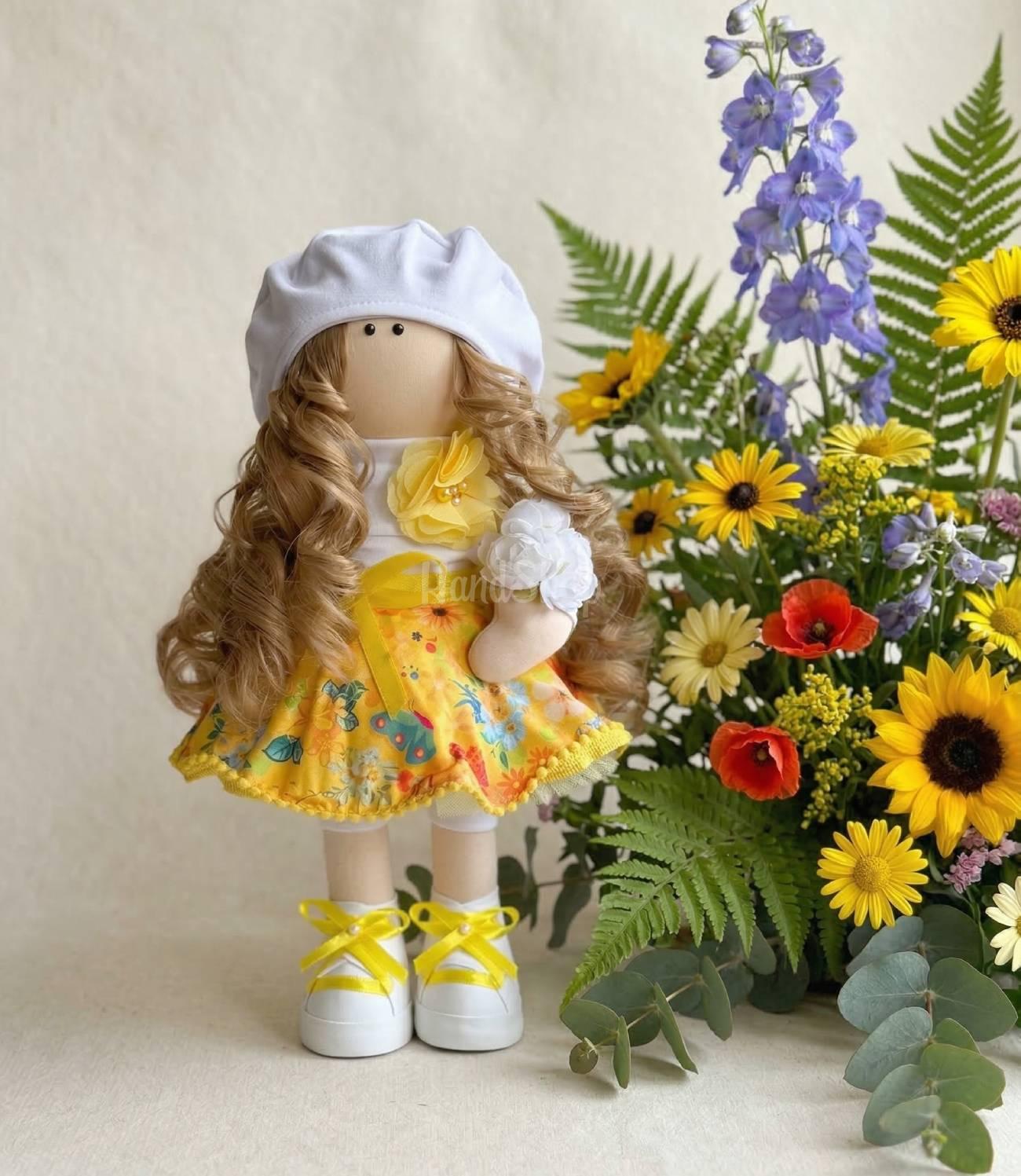 Велика ігрова текстильна лялька кудрява в жовтій сукні Велика ігрова текстильна лялька кудрява в жовтій сукні