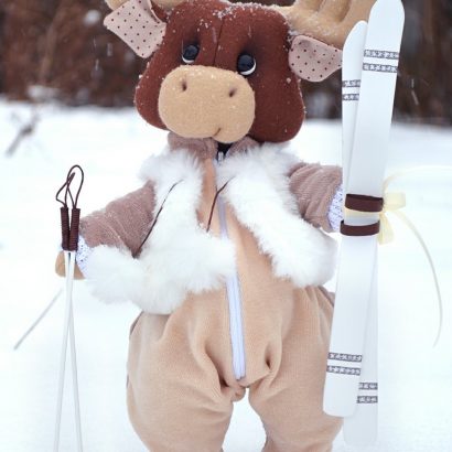 Игрушка мягкая лось с лыжами