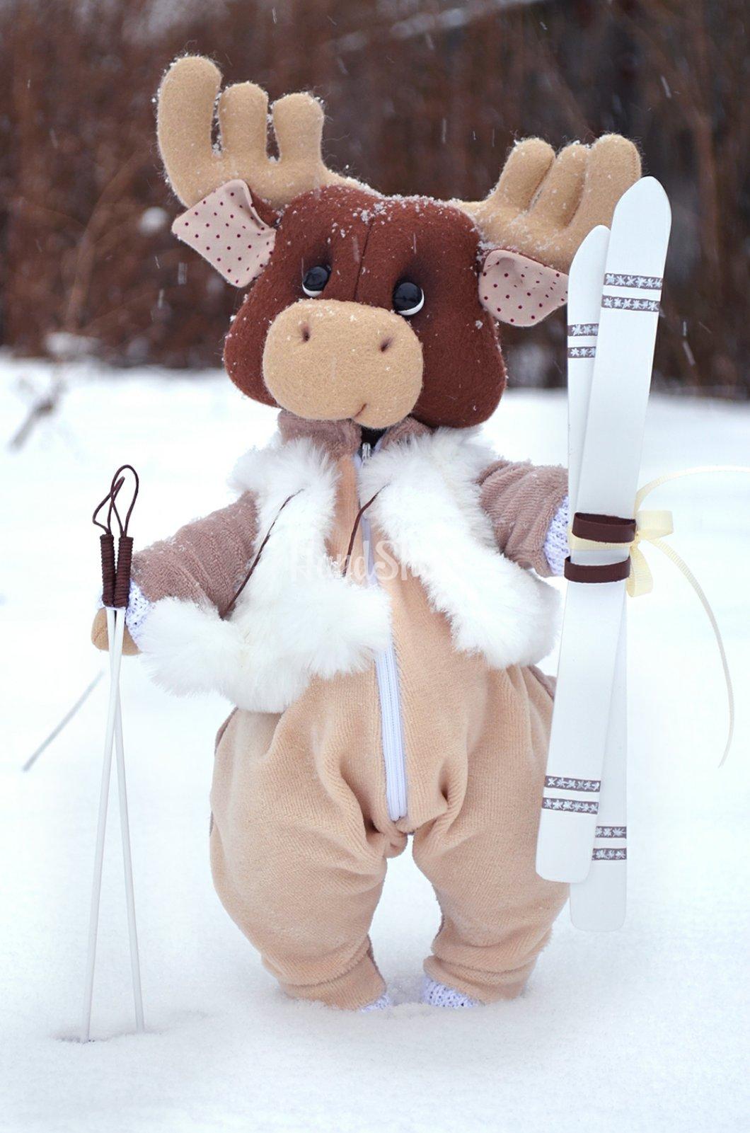 Игрушка мягкая лось с лыжами Игрушка мягкая лось с лыжами