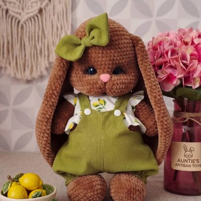 Дитяча іграшка велика зайка з бантиком в комбінезоні Великдень