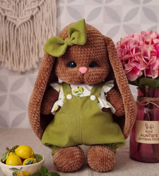 Дитяча іграшка велика зайка з бантиком в комбінезоні Великдень