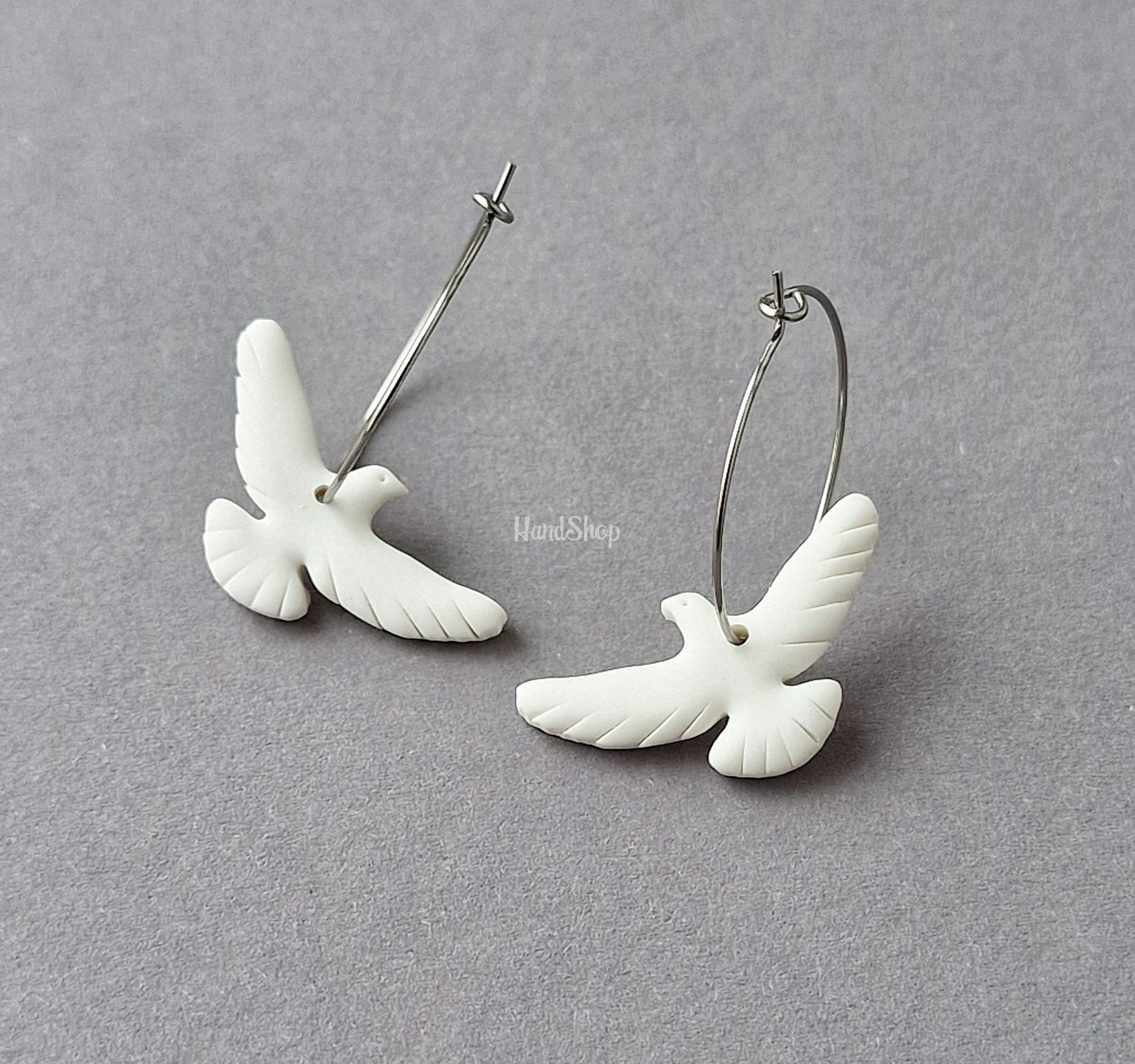 Сережки плашки білі голубки з полімерної глини кільця Сережки плашки білі голубки з полімерної глини кільця