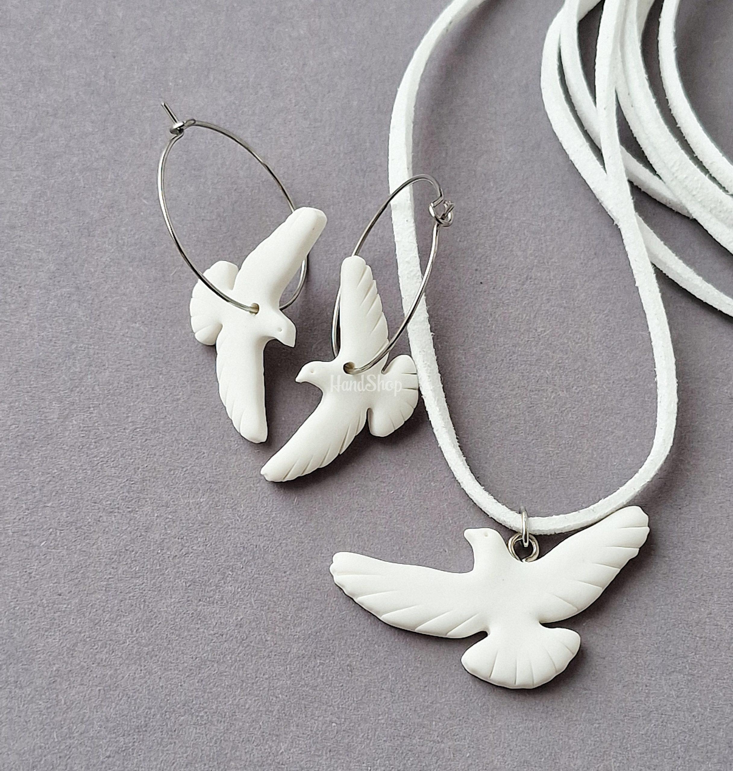 Набір прикрас сережки та кулон пташки голубки зі глини Набір прикрас сережки та кулон пташки голубки зі глини