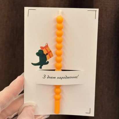 Дитяча листівка динозаврик зі свічкою, сірником та чиркалом