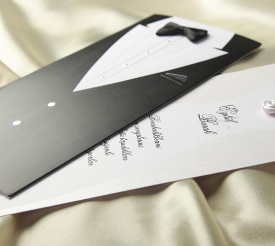 Черно-белая свадебная открытка смокинг