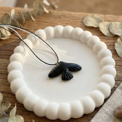 Жіночий кулон чорна пташка горлиця з глини на шнурі