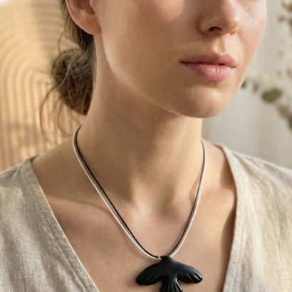 Жіночий кулон чорна пташка горлиця з глини на шнурі