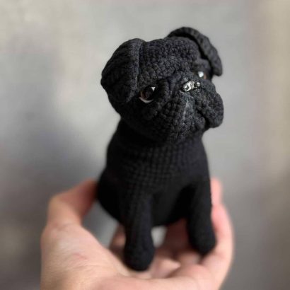 Авторська іграшка в’язаний чорний песик мопс у кофтинці