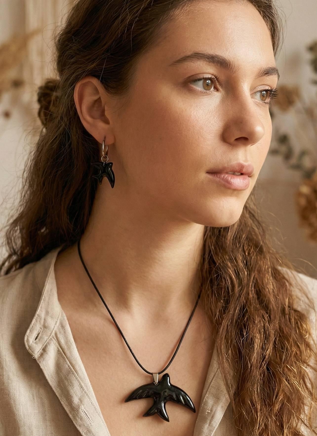 Набір прикрас сережки та кулон чорні ластівки глина на шнурі Набір прикрас сережки та кулон чорні ластівки глина на шнурі