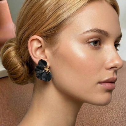 Стильні великі сережки чорна квітка половинки глина