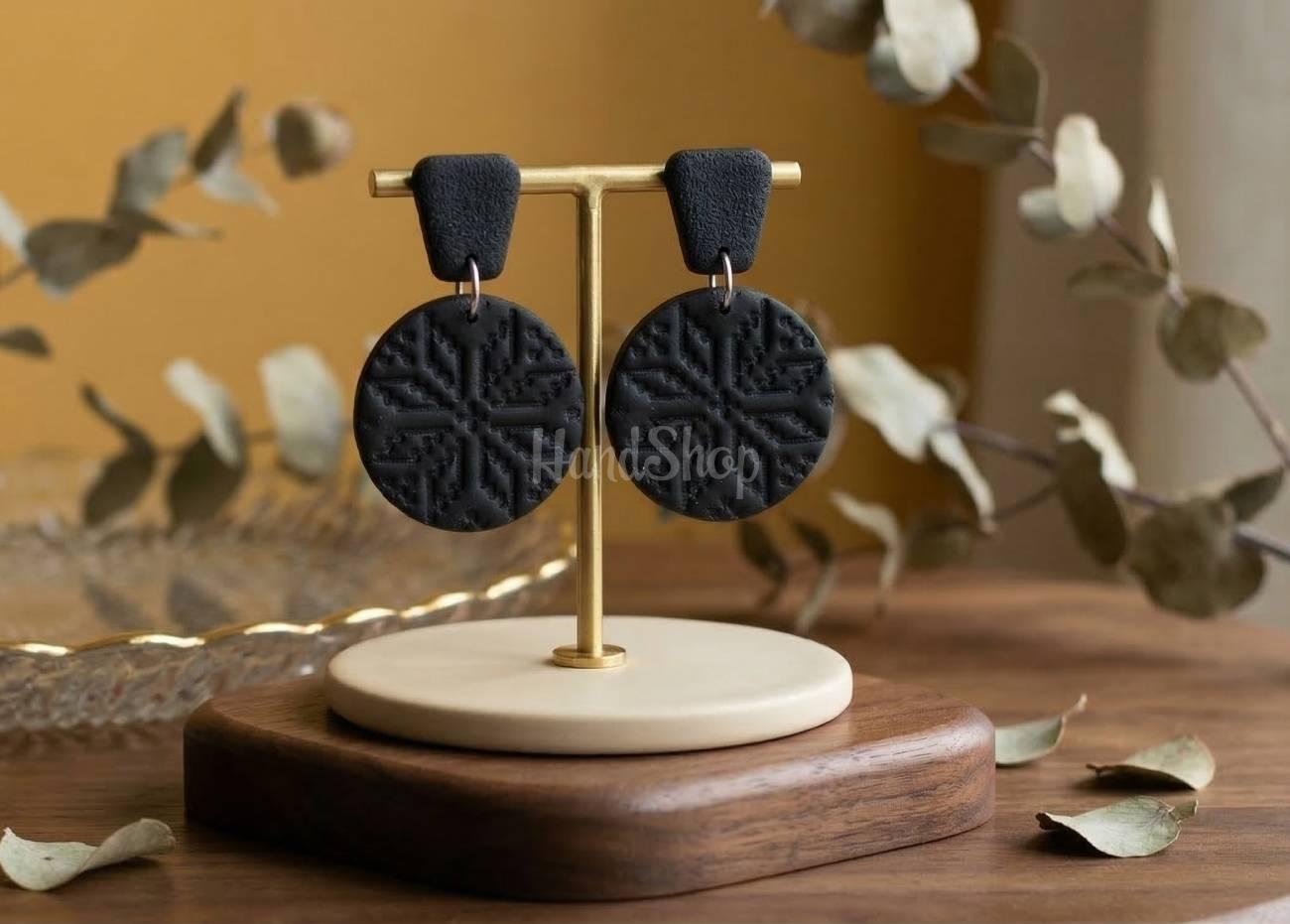 Стильні чорні круглі сережки узори з полімерної глини Стильні чорні круглі сережки узори з полімерної глини