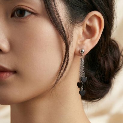 Довгі сережки міні чорні сердечка на ланцюжку глина