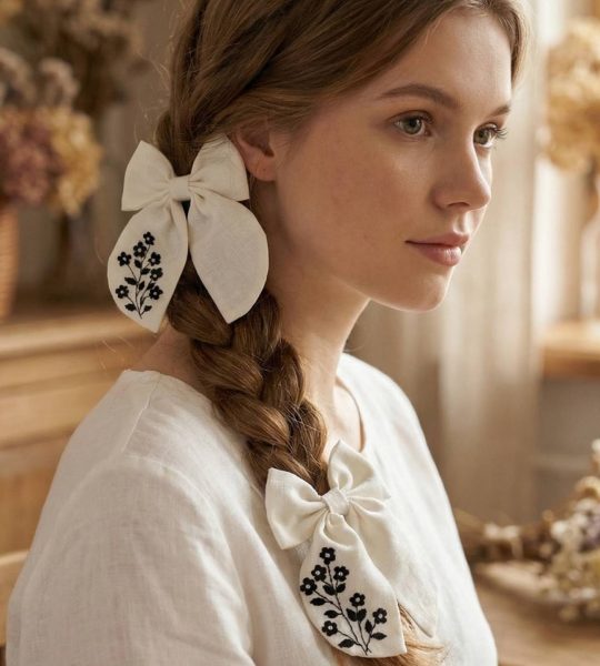 Пара дитячих бантів ручна вишивка чорні квіти, льон 2 шт