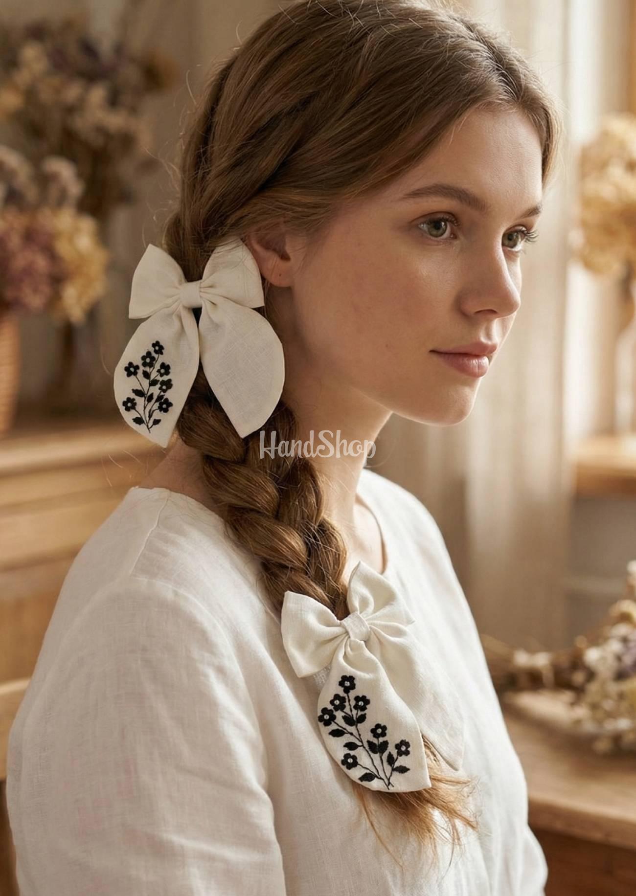 Пара дитячих бантів ручна вишивка чорні квіти, льон 2 шт Пара дитячих бантів ручна вишивка чорні квіти, льон 2 шт