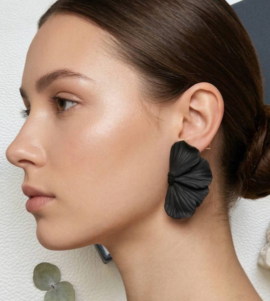 Жіночі сережки чорна квітка половинки полімерна глина