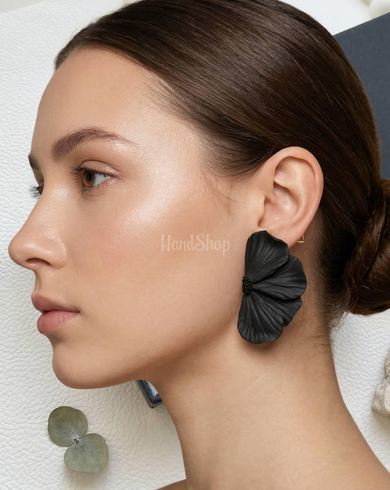 Жіночі сережки чорна квітка половинки полімерна глина Жіночі сережки чорна квітка половинки полімерна глина