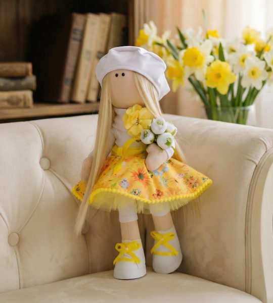 Велика ігрова текстильна лялька білявка в білому береті