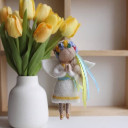 Сувенірна міні лялька підвіска янгол блондинка Ukraine