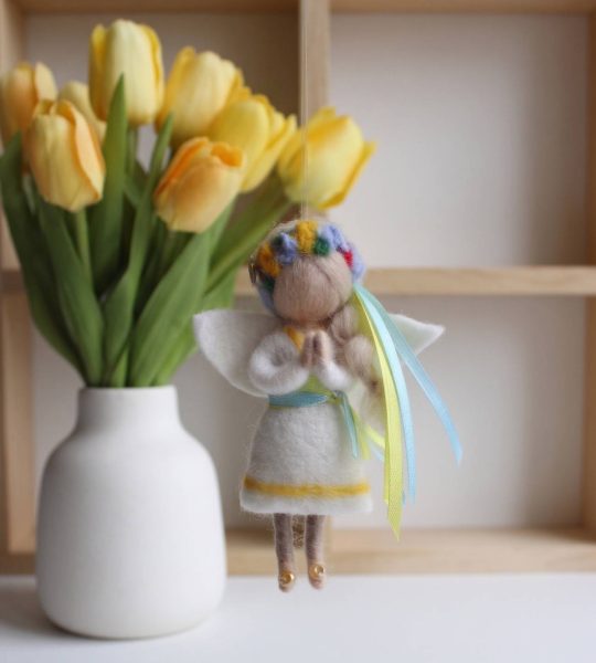 Сувенірна міні лялька підвіска янгол блондинка Ukraine