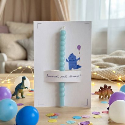 Дитяча листівка з блакитною свічкою, сірником та чиркалом