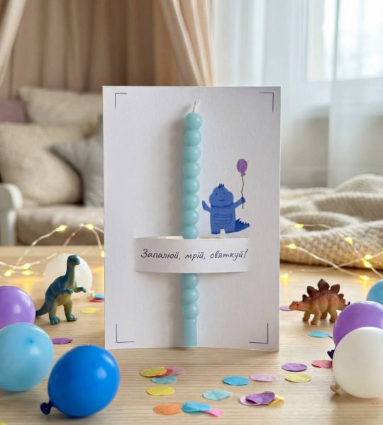 Дитяча листівка з блакитною свічкою, сірником та чиркалом