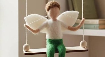 Лялька хлопчик валентин ангел підвіска з шерсті на качельці Лялька хлопчик валентин ангел підвіска з шерсті на качельці