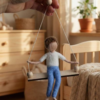 Лялька валентин ангел підвіска з шерсті на качельці сувенір